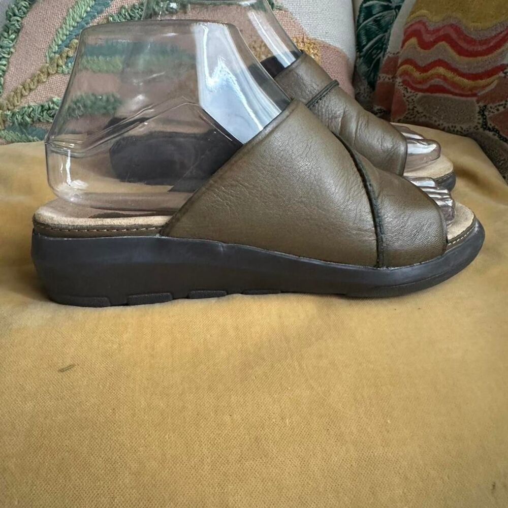Rockport Women's leather slides in olive green size 6